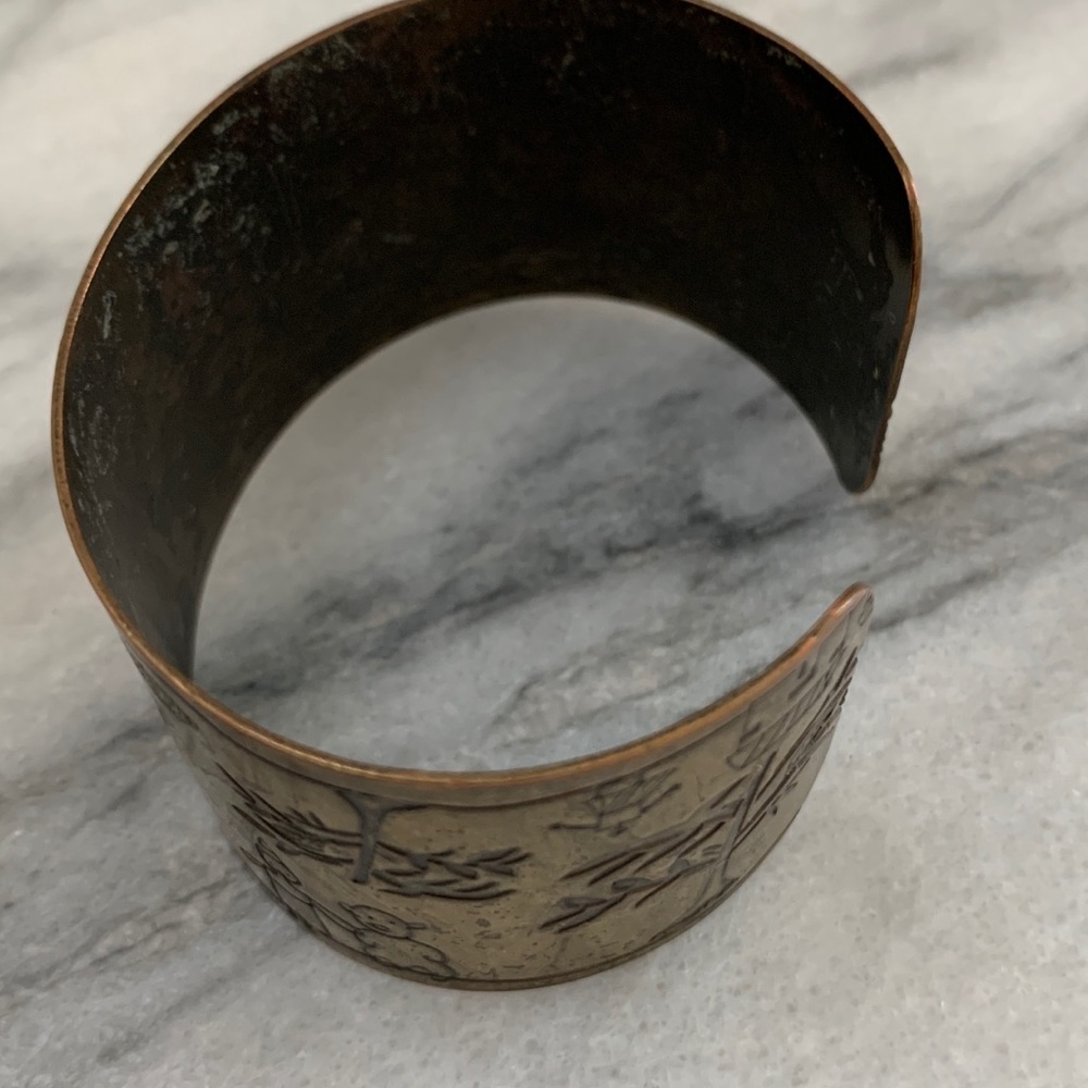 Antique Gold Tone Medal Carved Cuff - Picture 5 of 9